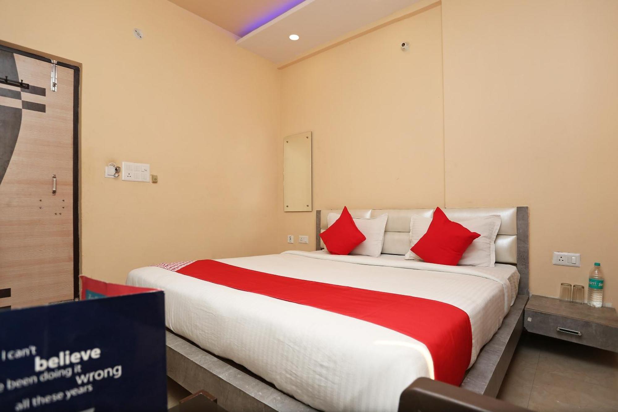 Oyo Flagship Hotel Krishna Chinhat 外观 照片