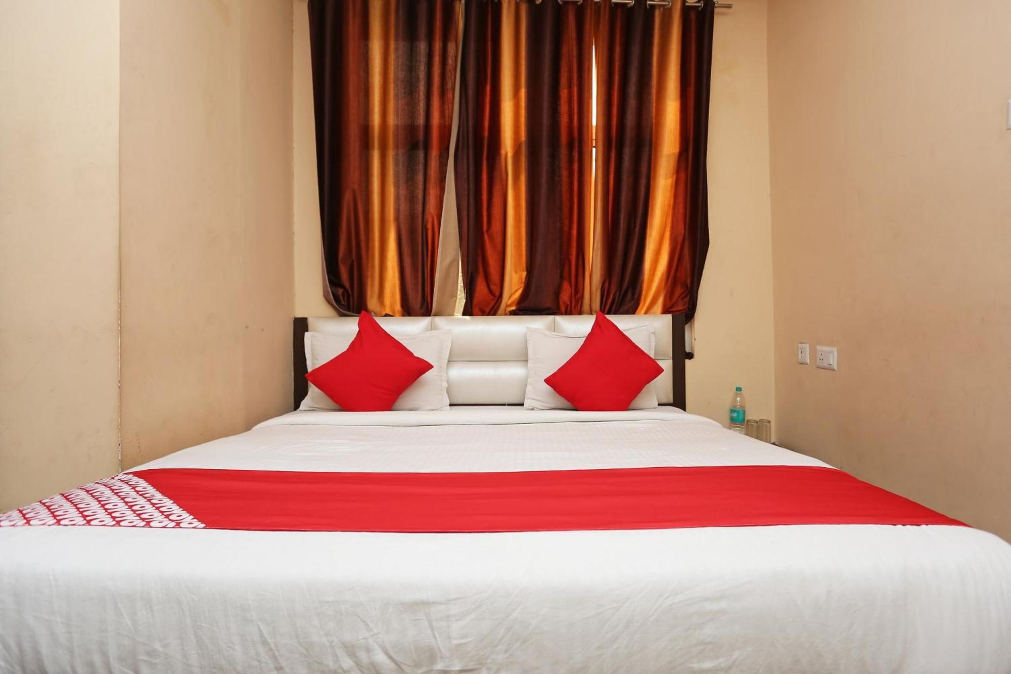 Oyo Flagship Hotel Krishna Chinhat 外观 照片